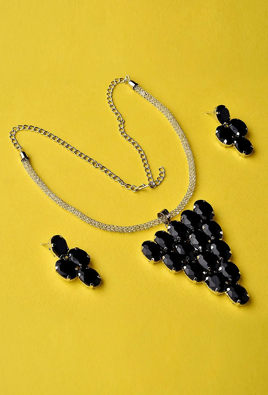 Black and White Stone-Set Necklace for Party Dressing